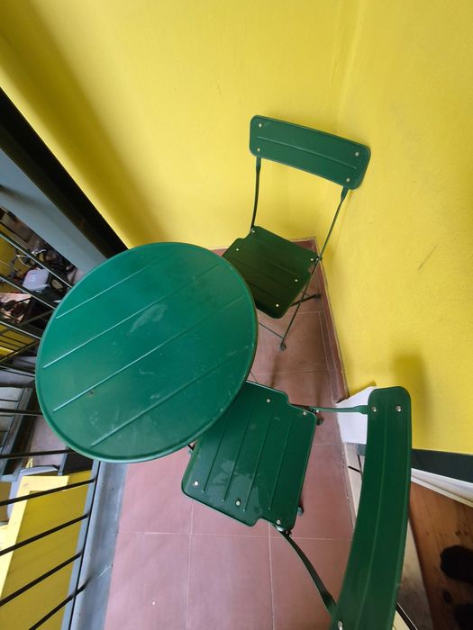 Mesa verde com duas cadeiras *Varanda e Jardim)