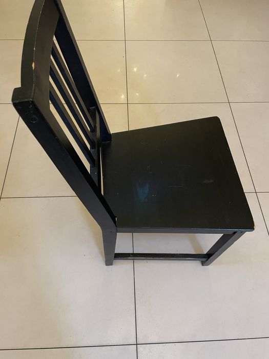 Stoły drewniane z krzesłami