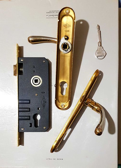 Врезной дверной замок с ручками