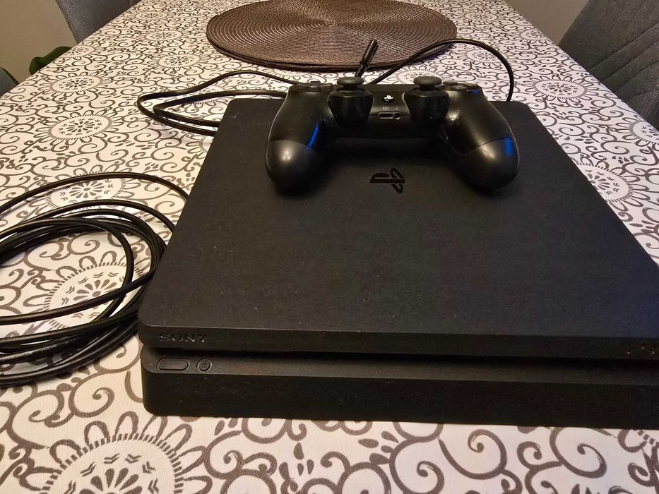 PS4 Slim + zasilacz, pad, kabel HDMI