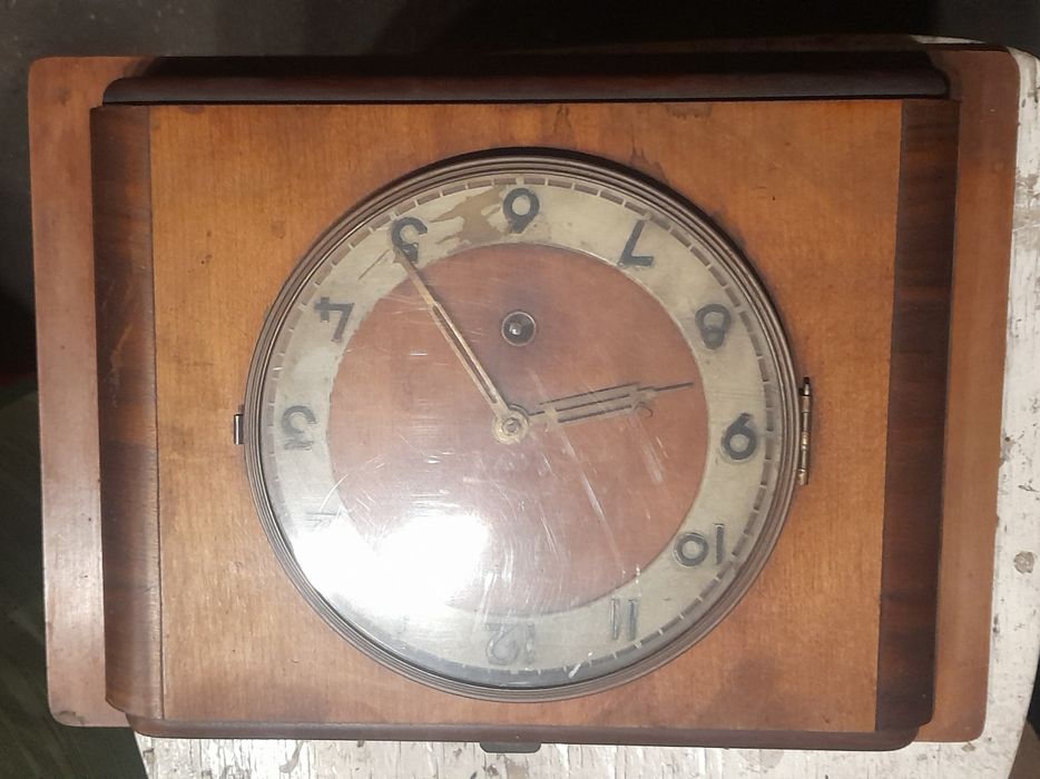 Stary wiszący zegar ścienny