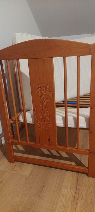 Łóżeczko z szufladą i materac lateksowy Hevea w pokrowcu medica