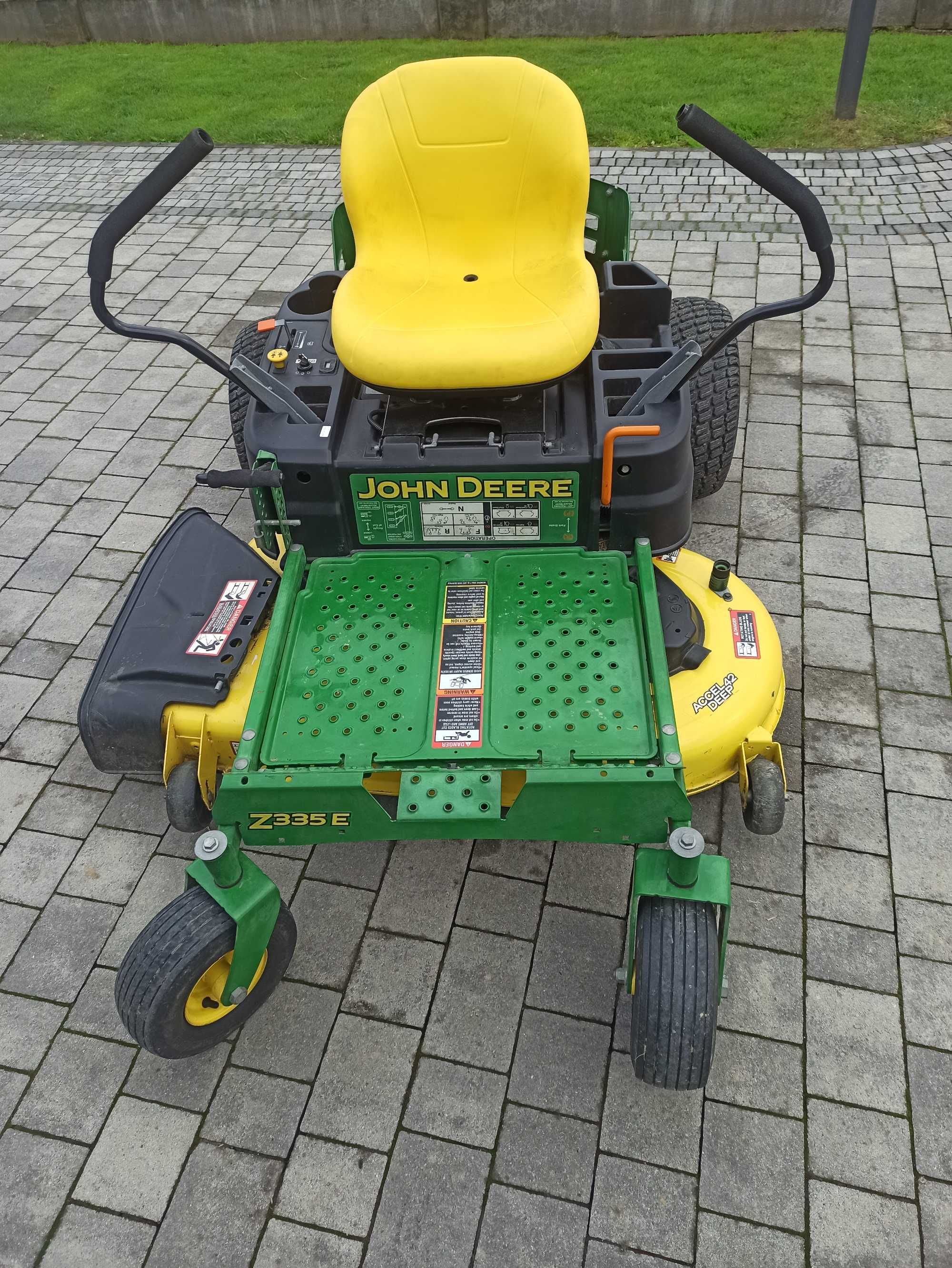 Kosiarka traktorek John Deere ZTrak Z335E