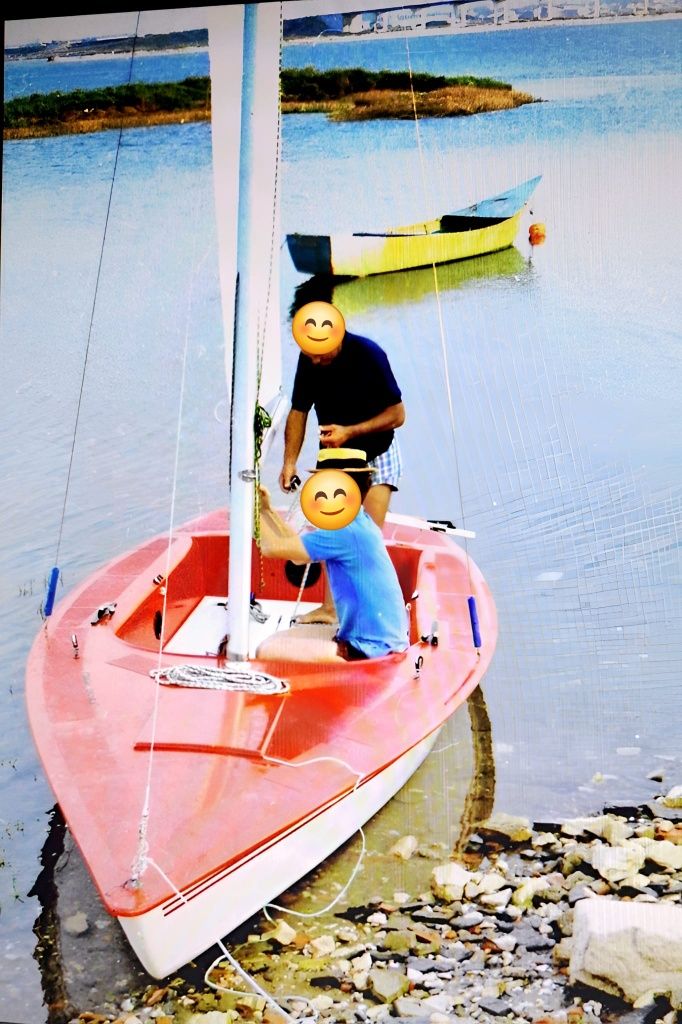 Vendo barco à vela DC 600 muito bem conservado e com pouco uso .