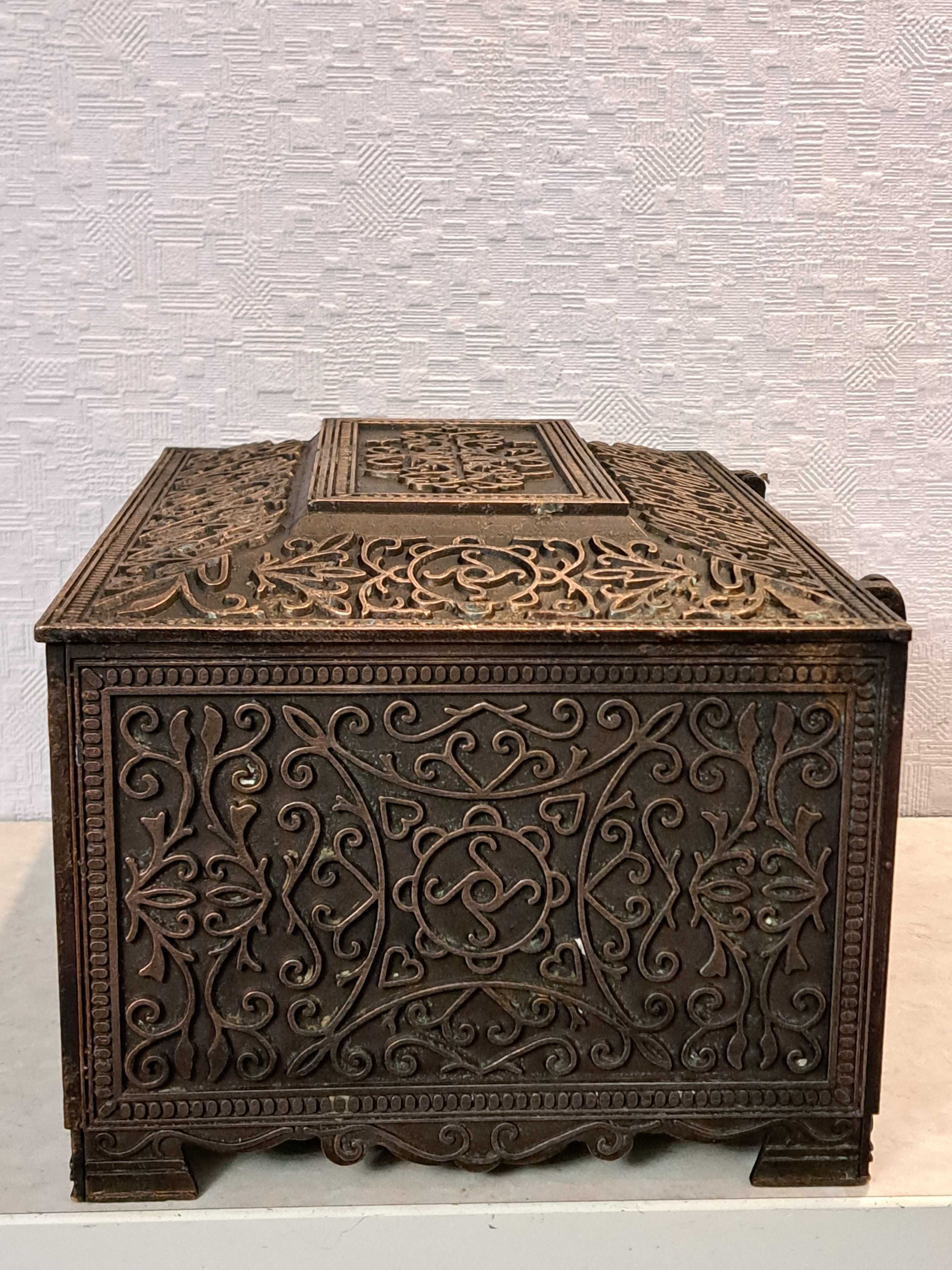 Бронзовая шкатулка коллекционная СССР, ларец - силумин. медь 80г.