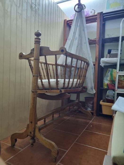 Berço de Madeira Maciça com Baloiço