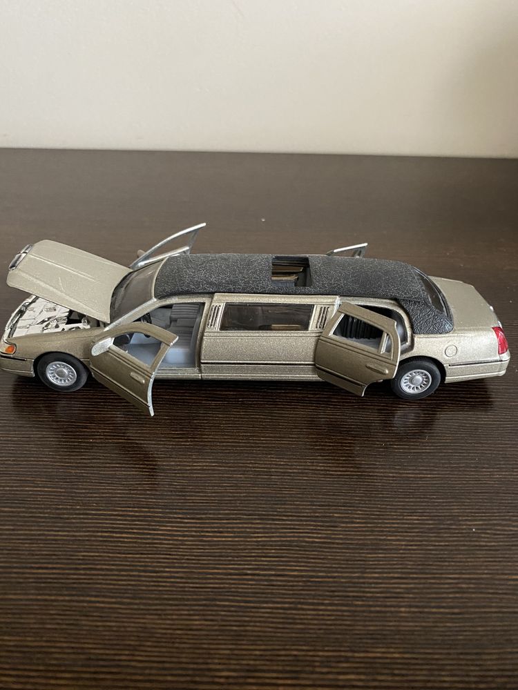 Lincoln 1999 rok limousine model kolekcjonerski skala 1/38