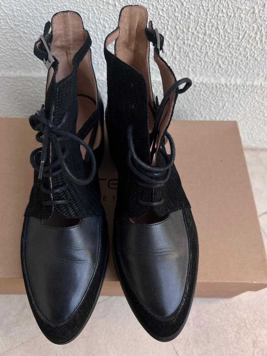 Sapatos pretos estilo grunge anos 90 Filipe Sousa