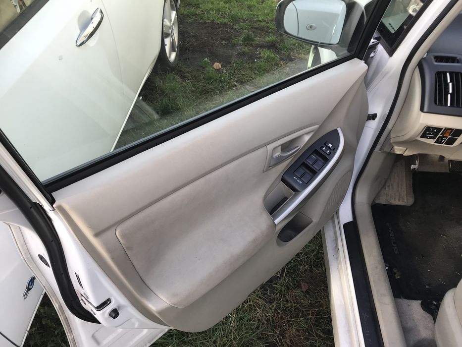 Cały na czesci Toyota prius III kod lakieru  070