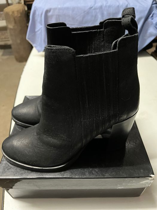 Botas novas de mulher