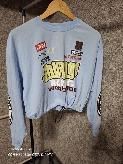 Топ з довгими рукавами.