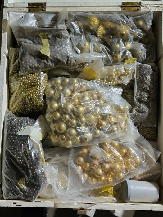 Caixa com materiais para fazer joias