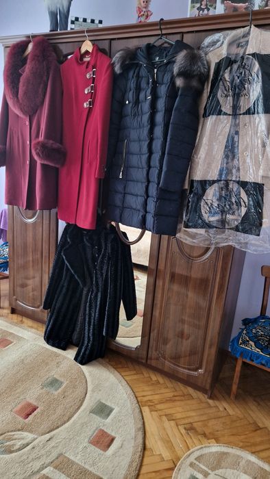 Продам пальта, пуховики.
