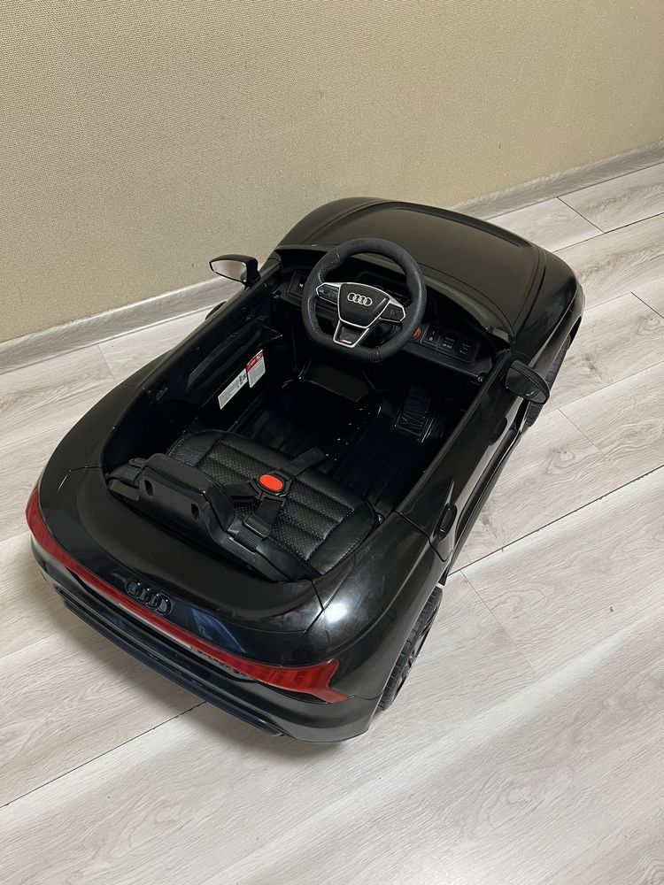 Електромобіль дитячий Audi RS e-tron GT