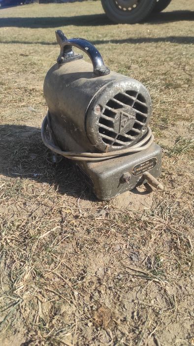 Stary zabytkowy kompresor inhalacyjny medyczny antyk