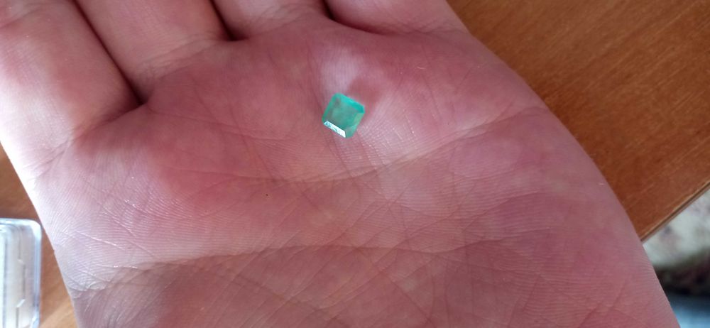 Продам Изумруд новый . Природный. 0.81 крт. Покупался за 11 тыс.
