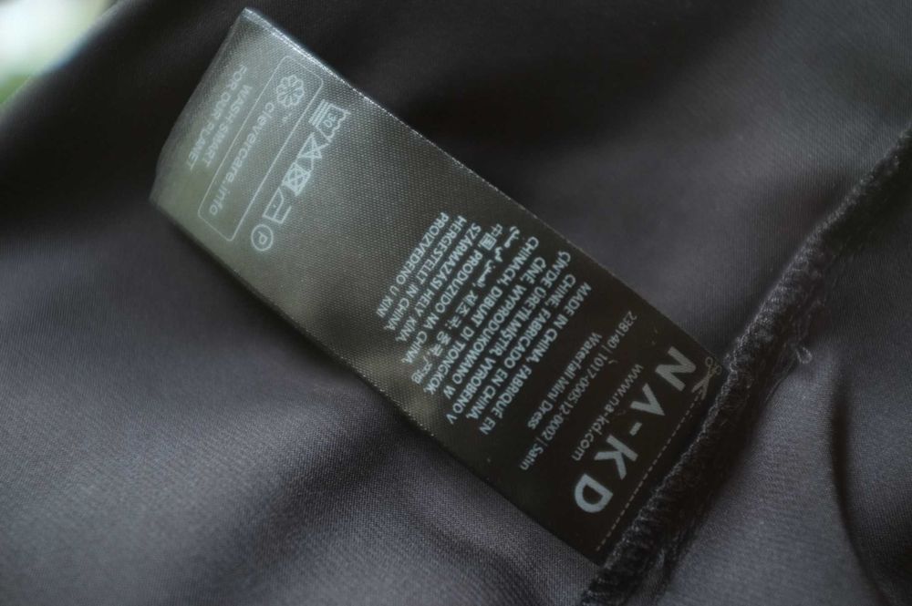 czarna satynowa bieliźniana sukienka NA-KD mini woda slippery