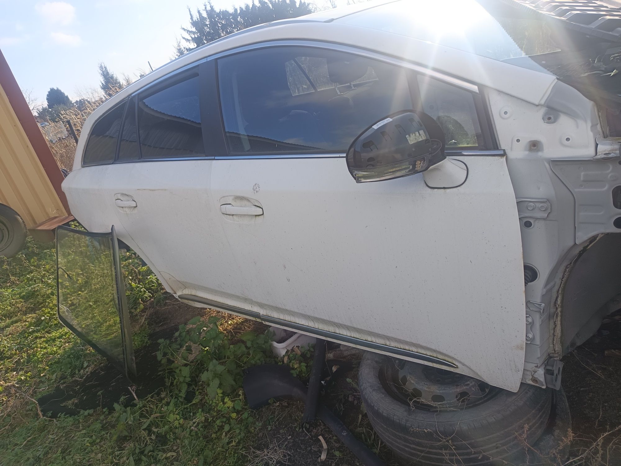 Двері Toyota avensis t27