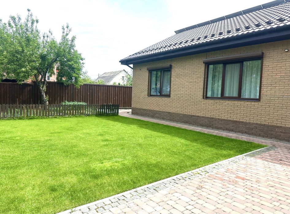 Новий Будинок з сонячними панелями, в кінці Роменскої