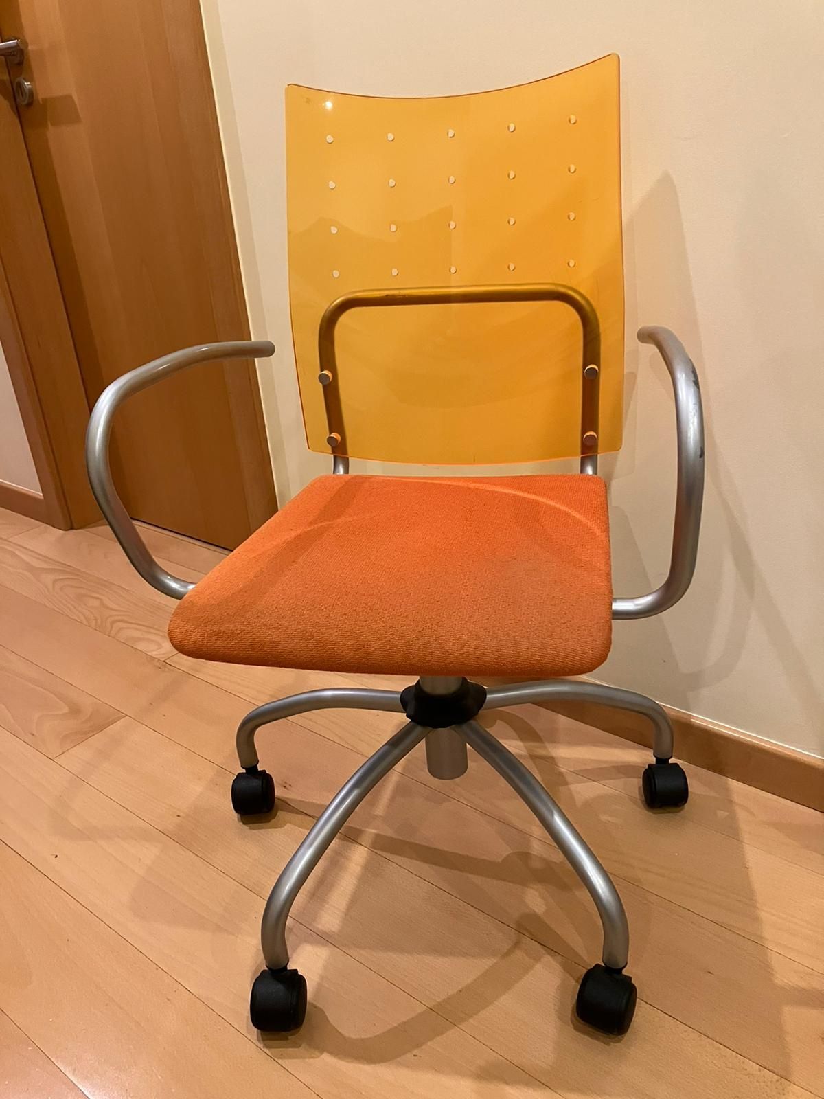 Cadeira de secretária com rodinhas laranja