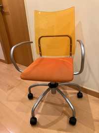 Cadeira de secretária com rodinhas laranja