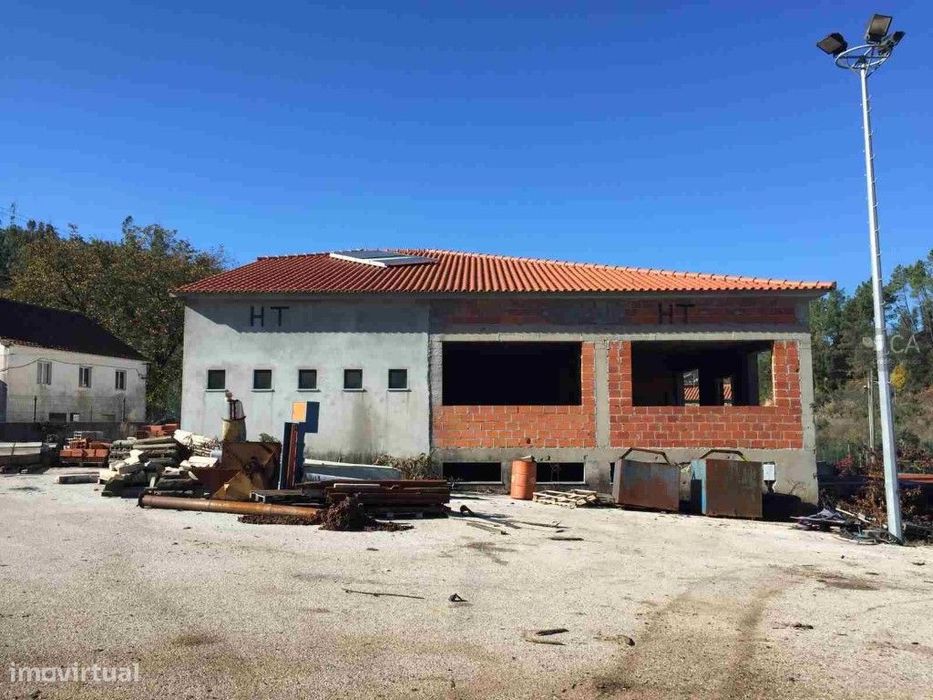 Armazém afeto a serviços, em construção, com 564,70 m2, sito no Tro...