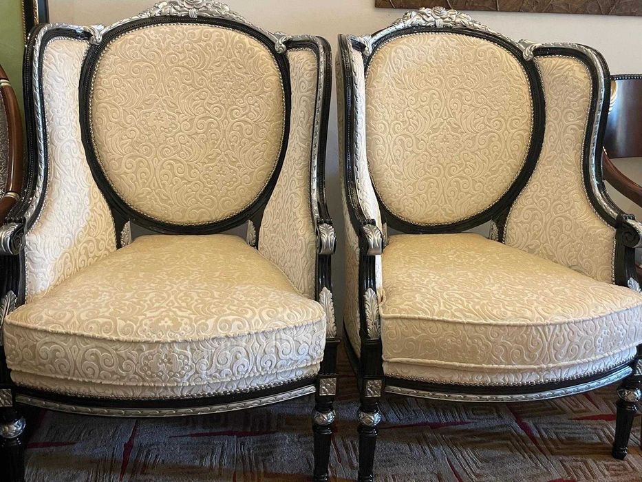 Par de poltronas clássicas com tecido brocado bege de exposição