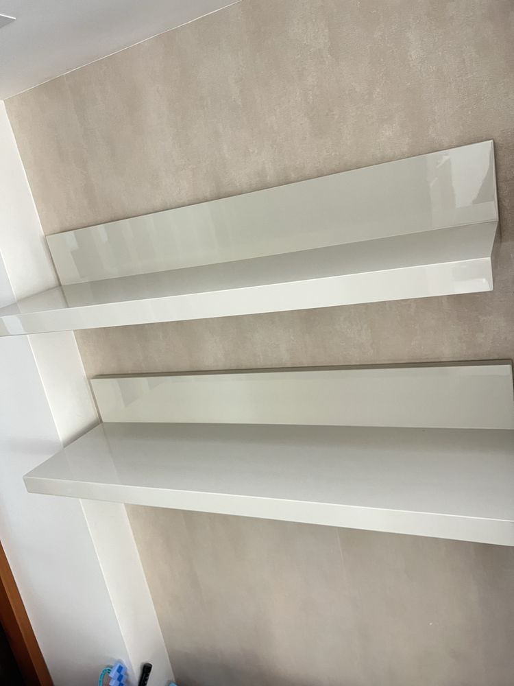 Estante com prateleiras branco lacado e estructura dourada