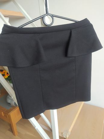 Czarna spódnica ołówkowa z baskinką.