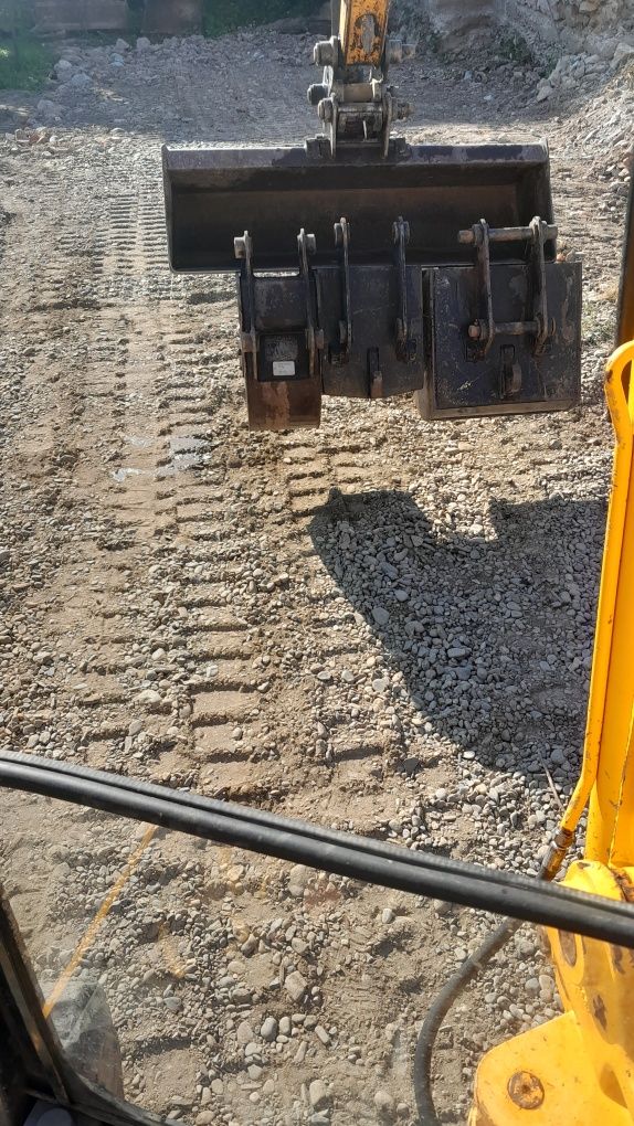 Мініекскаватор JCB