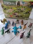 Zestaw Tor samochodowy z dinozaurami i 14 extra dinozaurów