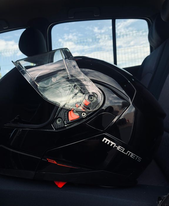 Capacete preto com viseira transparente