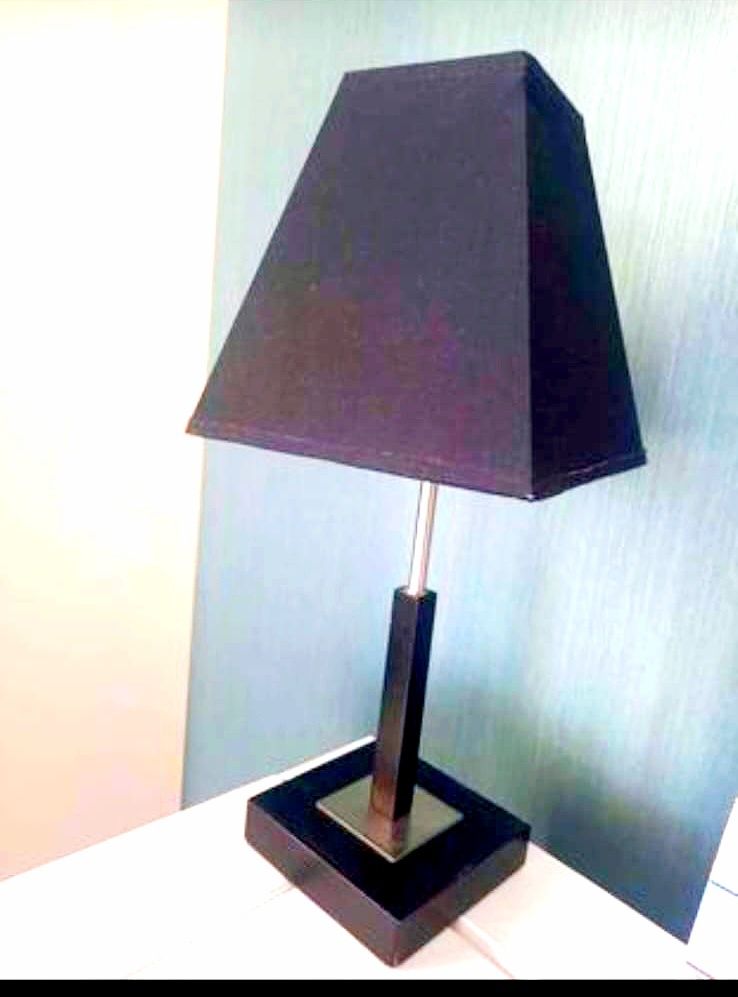 Candeeiro preto de mesa