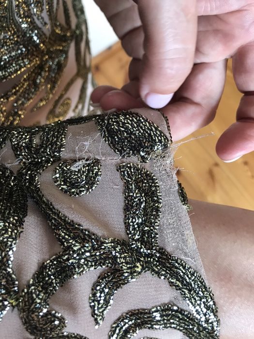 Sukienka bogato zdobiona cekiny wzór