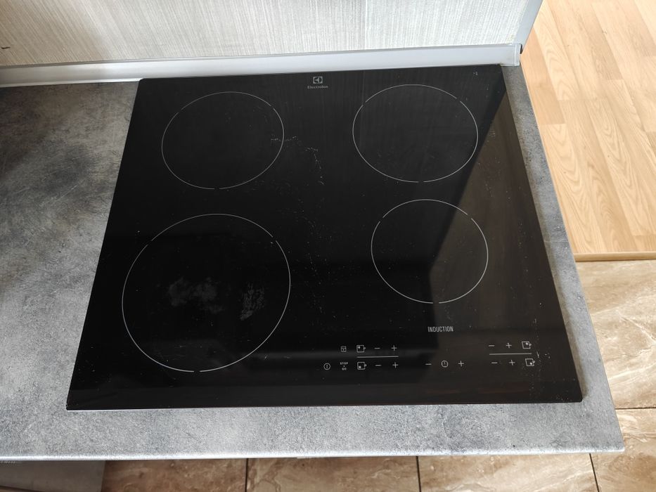 Płyta indukcyjna Electrolux, uszkodzona, całe szklo. Model EHH3634F9K
