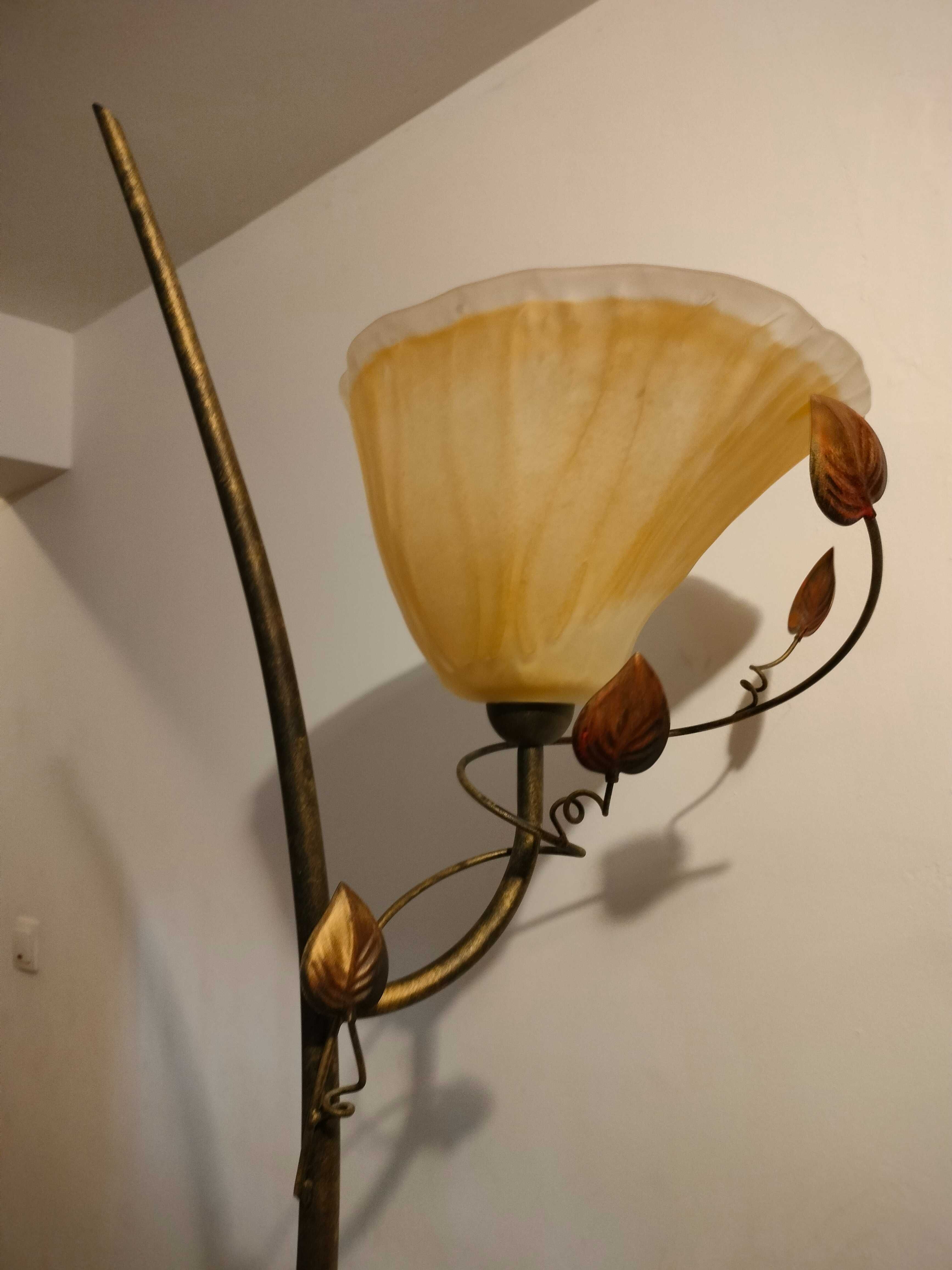 Lampa stojąca mosiężna z kloszem w kwiat.