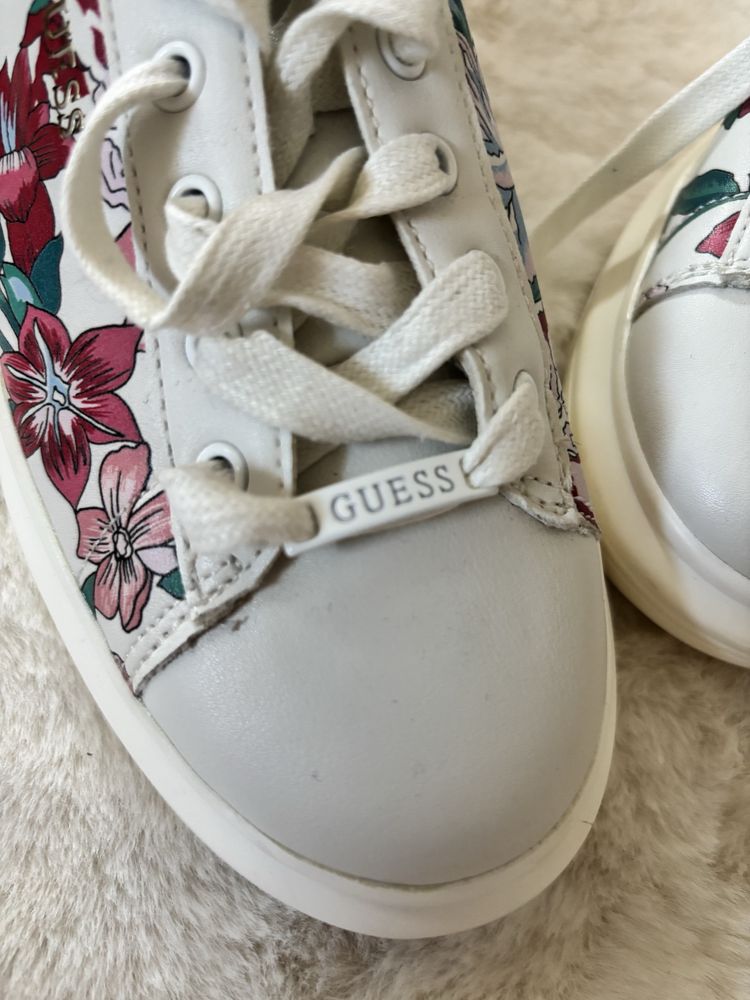 Buty sportowe Guess r. 40 25 cm biale wiazane w kwiaty biala podeszwa