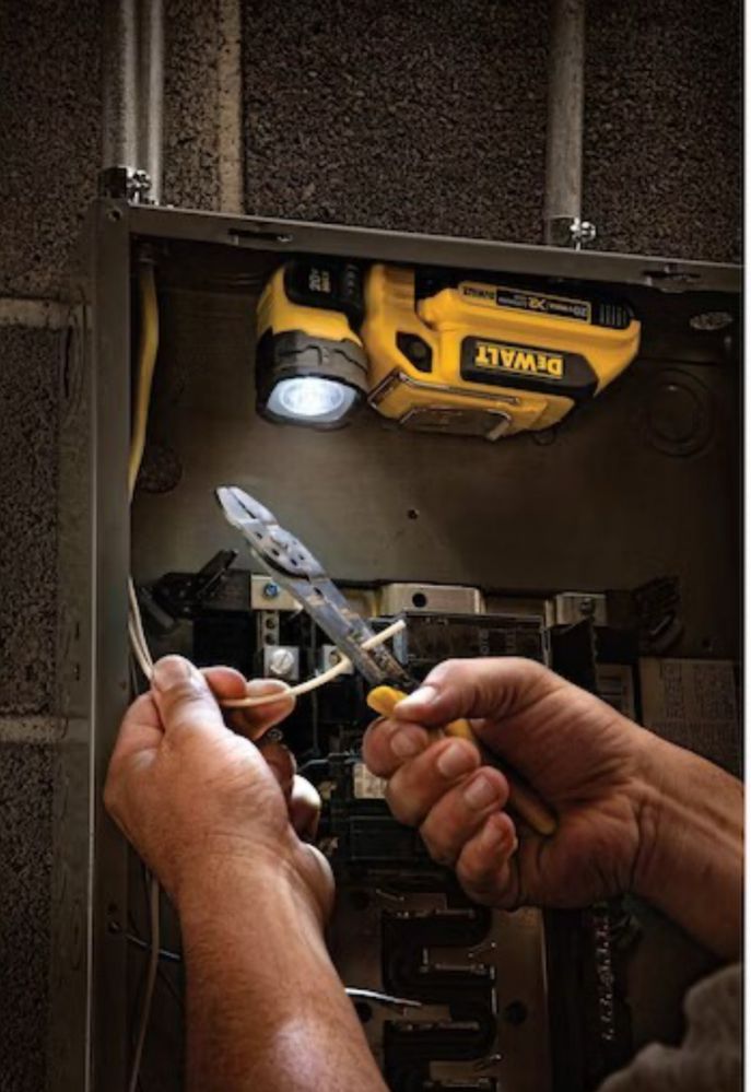 Аккумуляторный LED фонарь DEWALT DCL044 20v