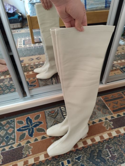 Білі шкіряні ботфорти