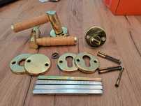 Klamka stylowa drewno plus metal, buk-złoto.