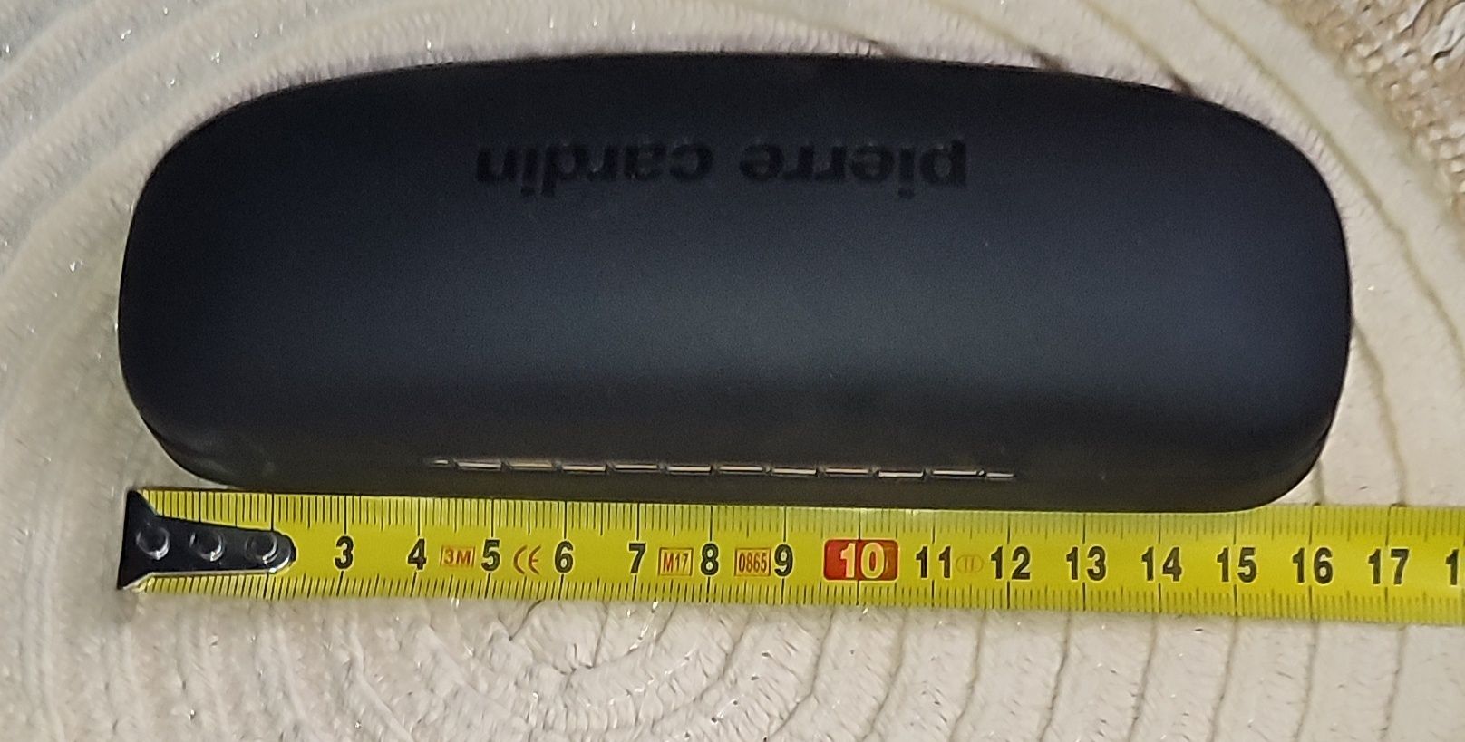 Czarne etui na okulary