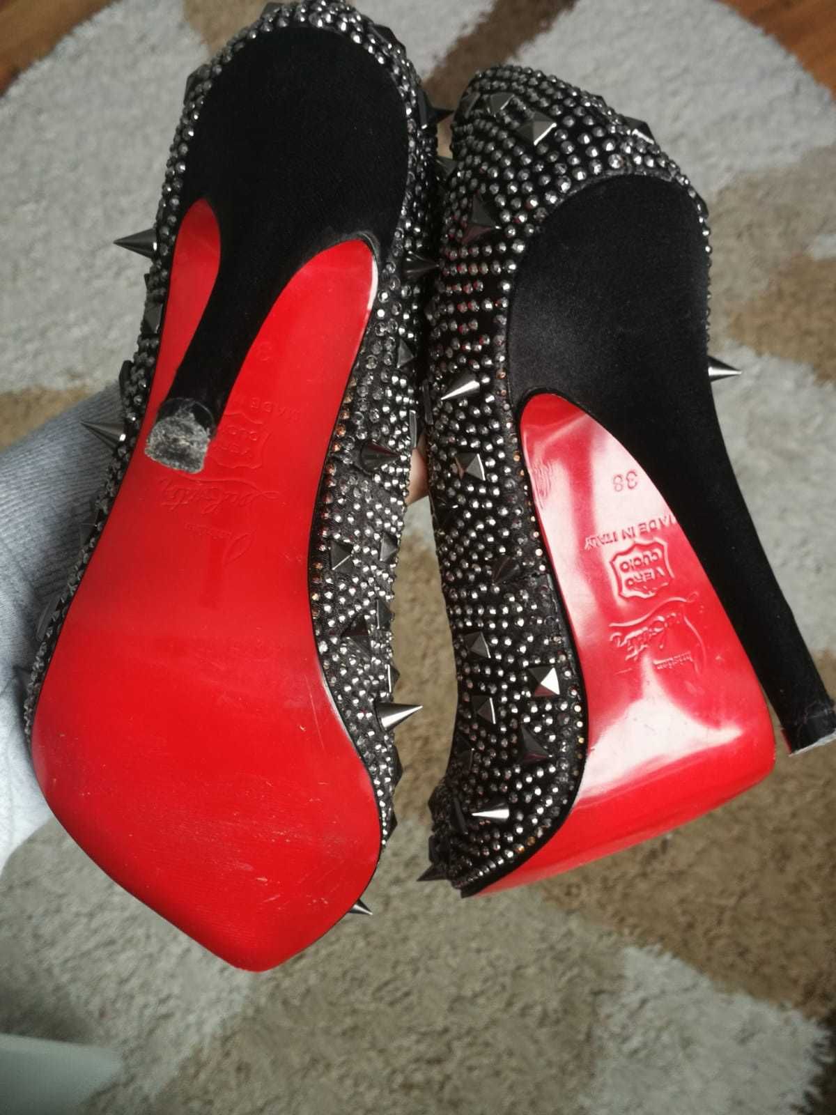 Szpilki Louboutin piękne