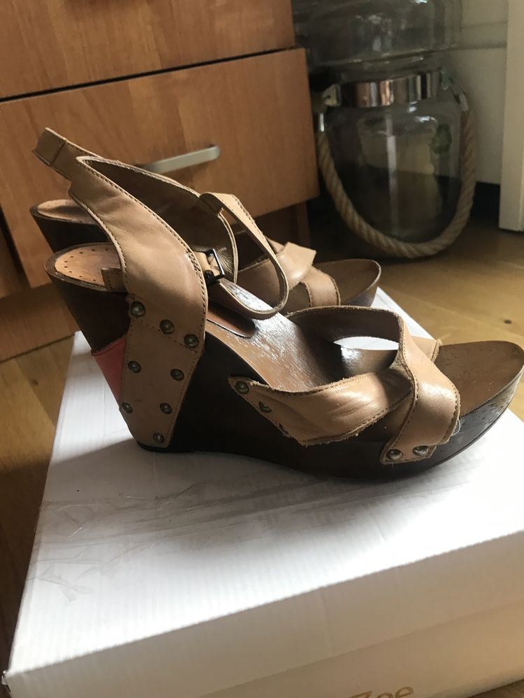 Buty damskie na koturnie 38