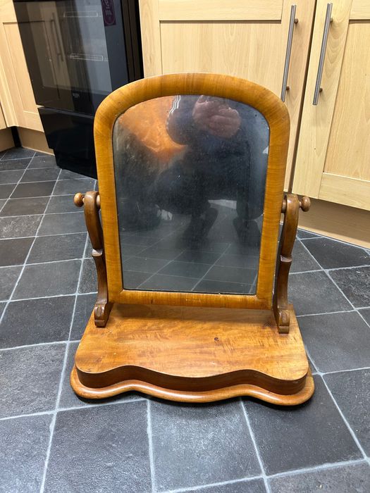 Меблі  у вітальні  зеркало