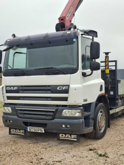 Camião DAF 75 6x2 com GRUA