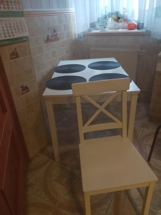 Stół do kuchni z dwoma krzesłami
