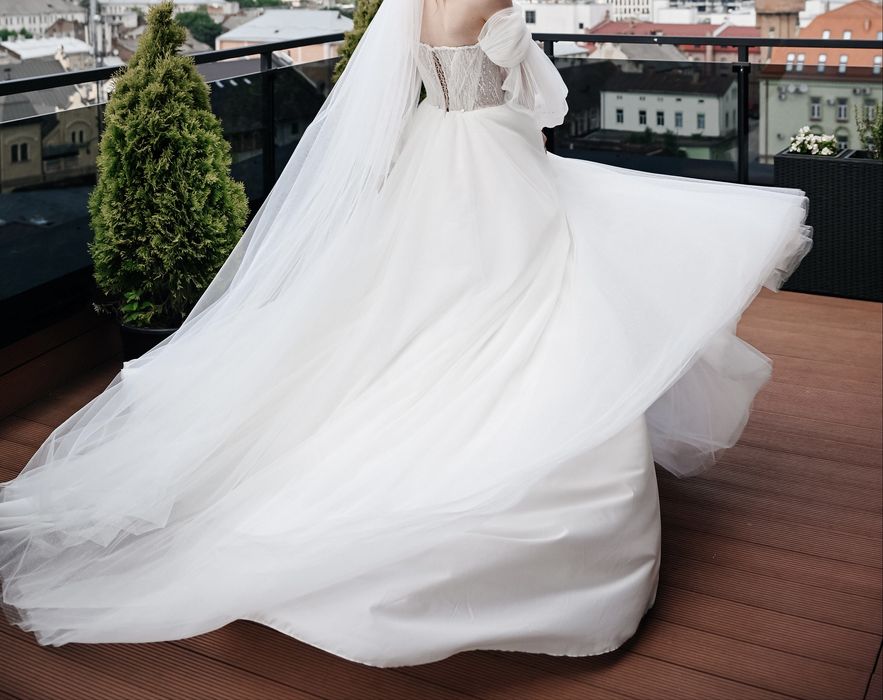 Неймовірно красива весільна сукня