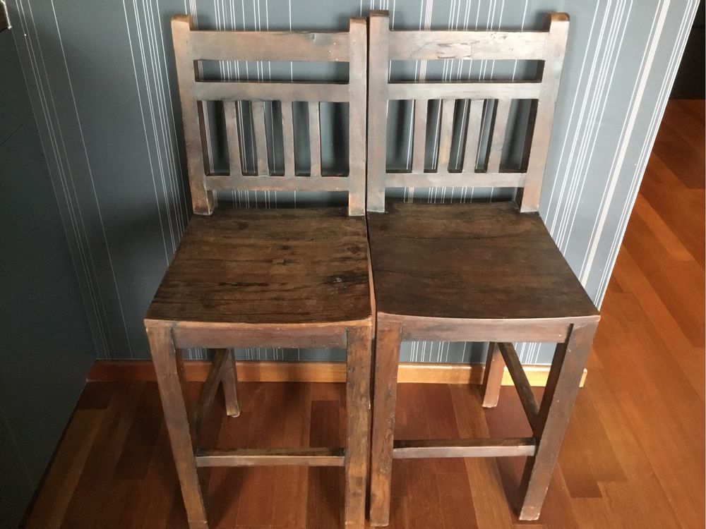 dwa krzesła barowe hokery drewno egzotyczne