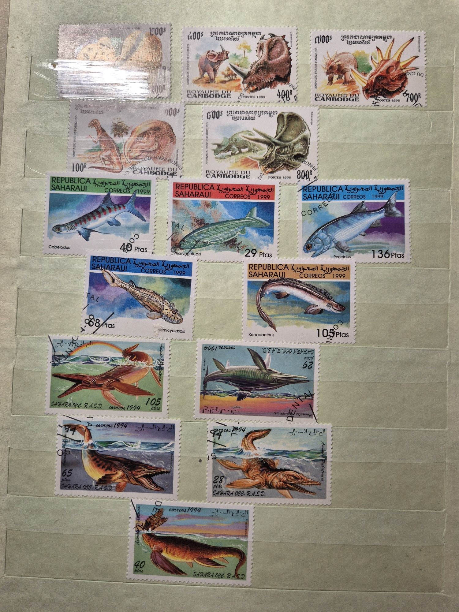 Klaser ze znaczkami: dinozaury, zwierzęta, lotnictwo