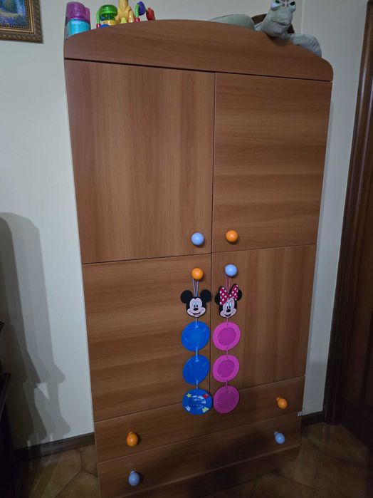 Quarto prenatal sem cama pare rapaza o rapariga novo